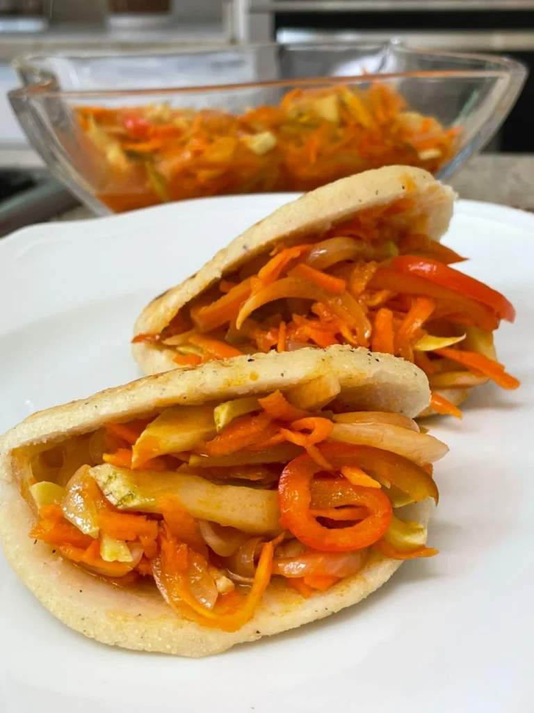 Arepas con harina Doña Emilia, rellenas con antipasto de vegetales
