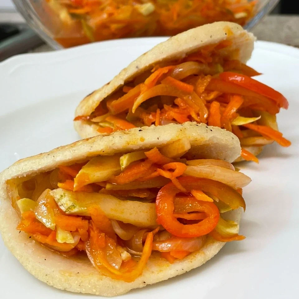 Arepas con antipasto de vegetales