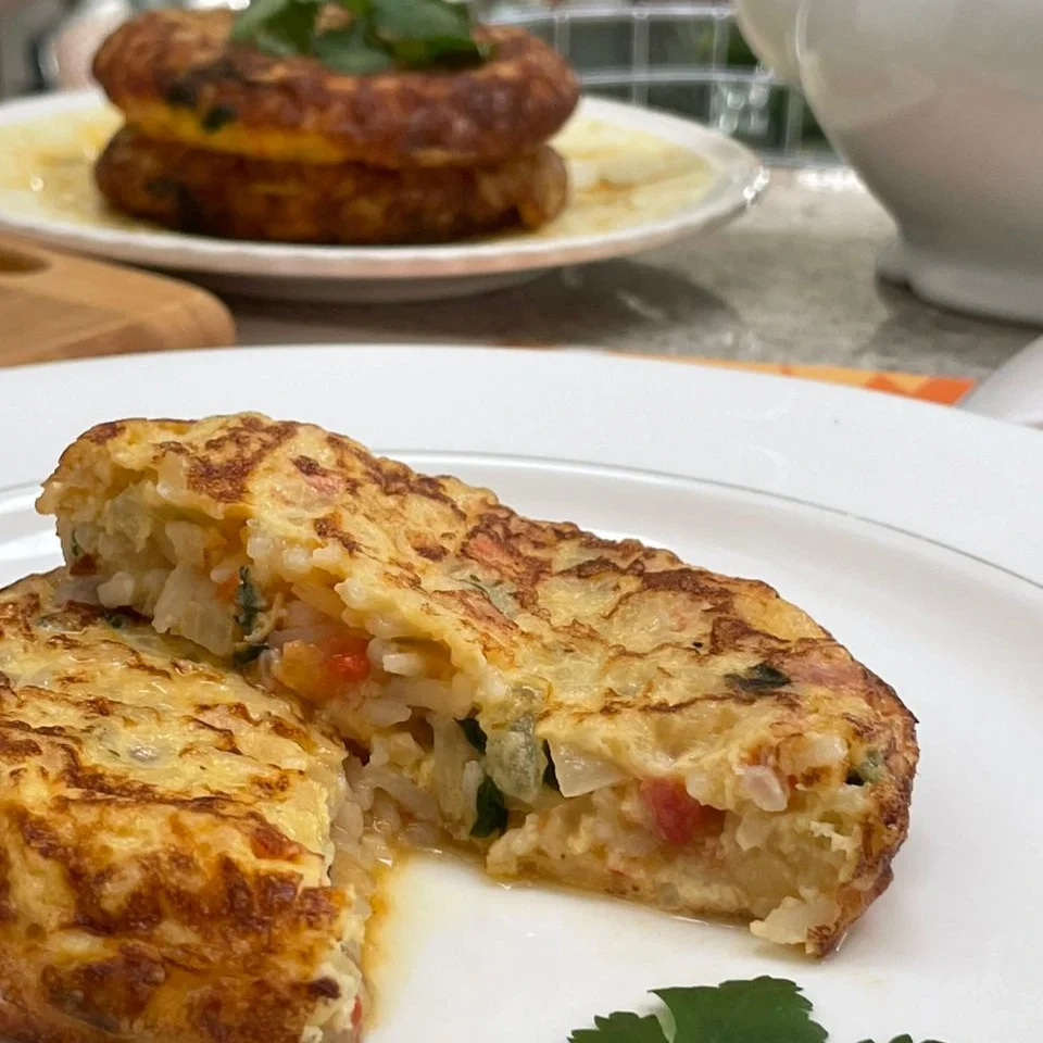 Tortilla de huevo con arroz, cebolla y tomate